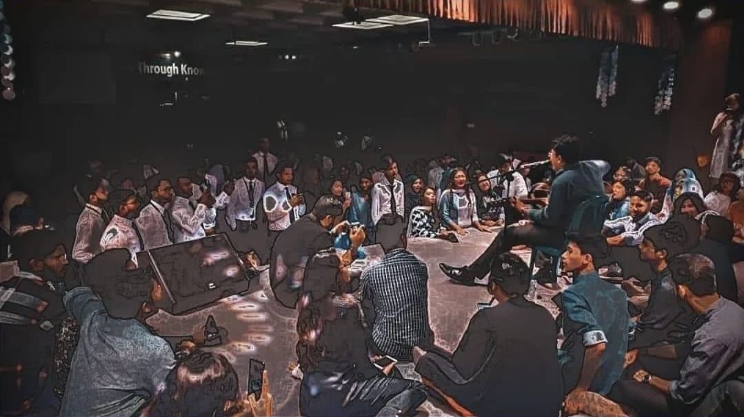 In the round, a packed hall